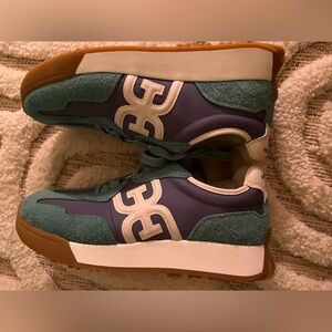 size 8.5 cutie sam edelman sneakers. worn once.
just a bit too big.